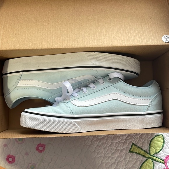 Vans Shoes - Vans Ward Sneaker EUC